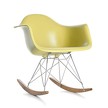 На фото: модель Eames Plastic Armchair RAR от фабрики Vitra, дизайн Eames Charles, Eames Ray.