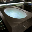 Гидромассажная ванна из искусственного камня Feel T10 от фабрики Teuco, дизайн Talocci Design.