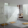 На фото: модель Walk-in-shower FREE от фабрики Kermi.
