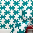 На фото: модель Its a puzzle Blue & White wallpaper от фабрики PaperBoy, дизайн Cramsie Victoria.