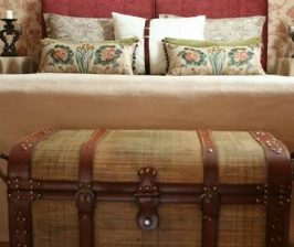 Сундук в изножье кровати