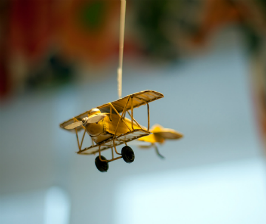 Олдсмобили и самолеты в интерьере