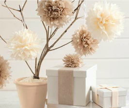 Нежный декор к празднику: цветы из папиросной бумаги за 5 минут
