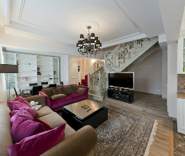 Элегантный интерьер двухуровневой квартиры с лестницей: дизайнер Наталья Ломейко 
