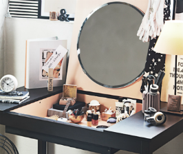 Письменный столик с отделением для косметики