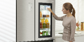 LG заглядывает в холодильник через «окошко» 
