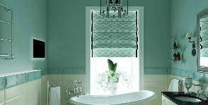 Зеленая ванная с римской шторой: дизайнер Анастасия Макова