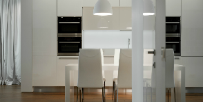 Квартира со стеклянным фартуком для кухни и светильником одновременно: дизайнер Александр Томашенко