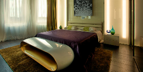Золотая спальня со световыми панелями и футуристической тумбой: дизайнер  Алексей Денисов