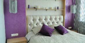 Маленькая спальня в светло-сиреневых оттенках с гардеробной: дизайнер Светлана Васильева