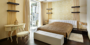 Спальня с ванильно-сливочной отделкой и яркой лоджией: дизайнер Екатерина Мачнева