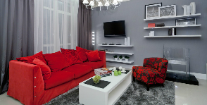 Гостиная с красным диваном: дизайнер Алеся Сахно