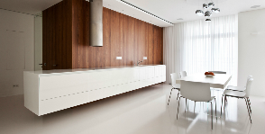 Белая лаконичная кухня в едином пространстве квартиры: дизайнер Александра Федорова
