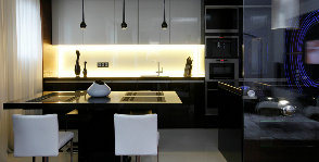 Кухня со стеклянной панелью: студия Geometrix Design