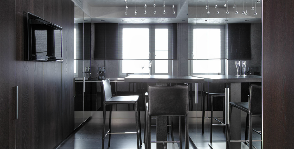 Строгая кухня в темных оттенках: архитектурное агентство Belugina Partners