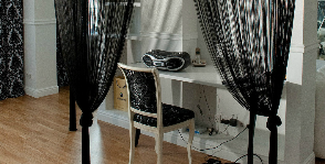 Черно-белая гостиная-кабинет: дизайнер Ирина Хихол