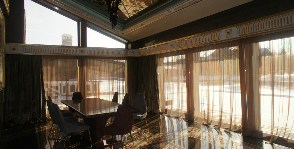Гостиная с большими окнами: дизайнер Ирина Шенцова 