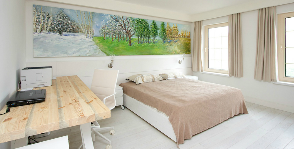 Дерево и белый цвет в отделке спальни: дизайнер Сергей Готвянский